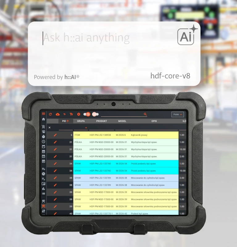 Tablet przemysłowy z systemem MES HDF Software i wbudowaną inteligencją h::AI, prezentujący dane produkcyjne na tle hali produkcyjnej