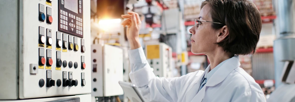 system mes kpi kobieta korekcja ustawień maszyny