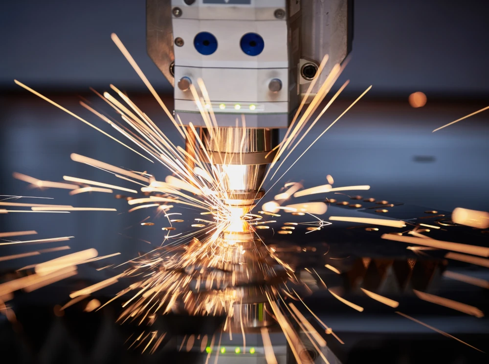 Laser do cięcia detali sterowany przez system MES — automatyczne wczytanie programu cięcia